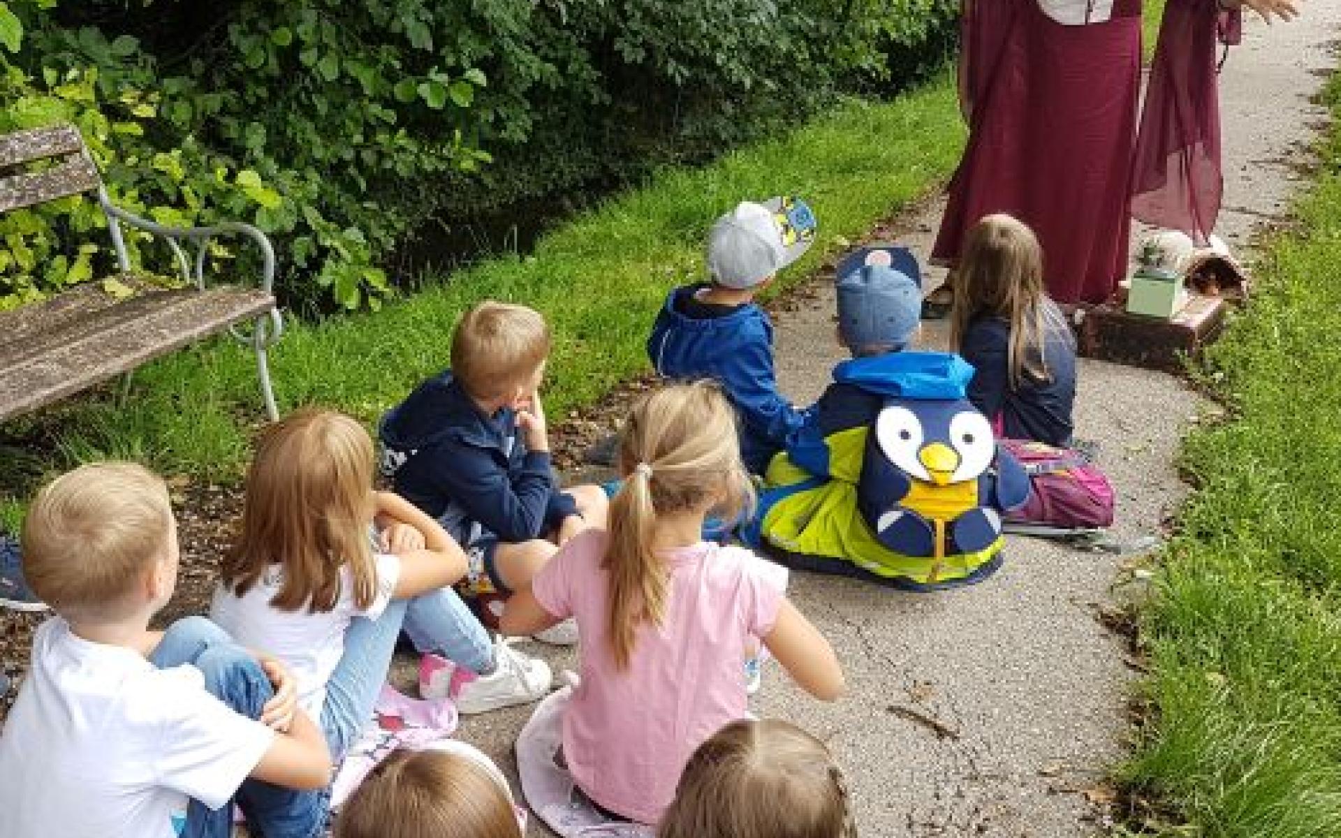 Märchen-Margit mit den Kindern