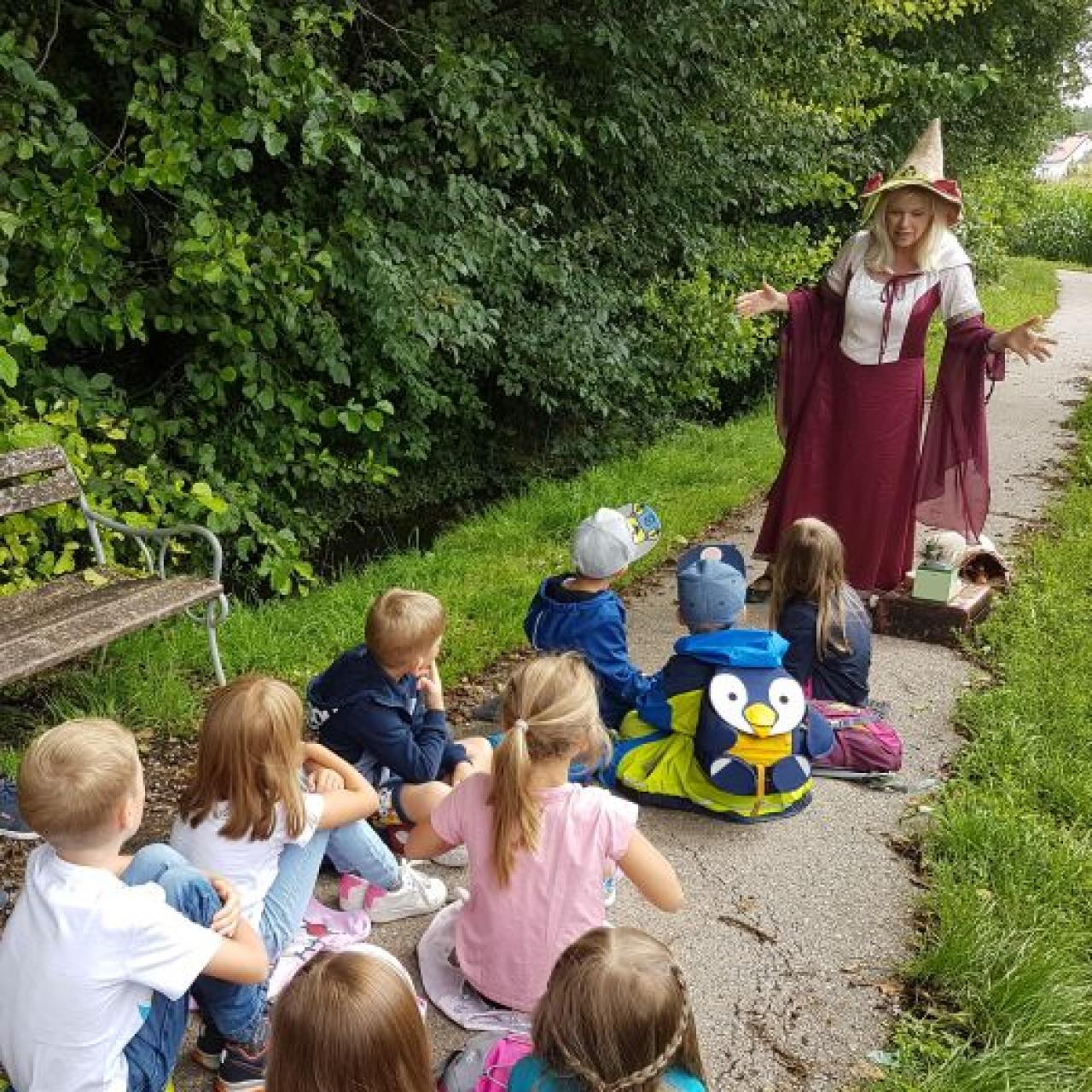 Märchen-Margit mit den Kindern