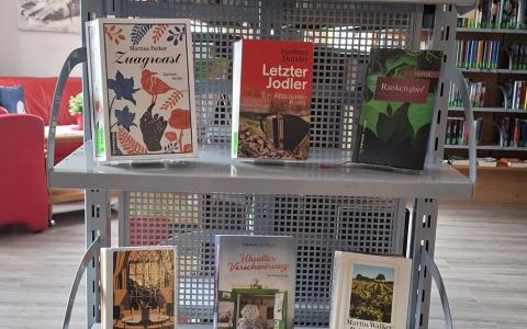 Regal mit Büchern zum aktuellen Thema